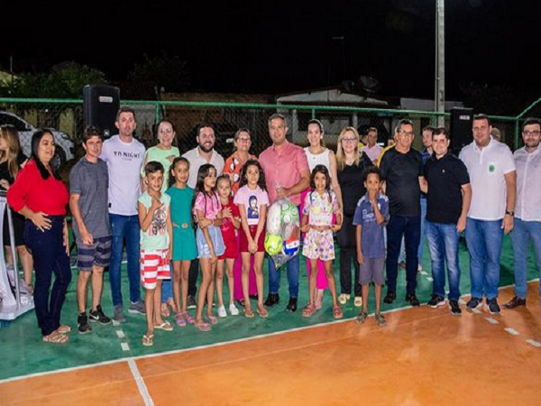 Prefeitura entrega cobertura da quadra esportiva da Escola Orlando